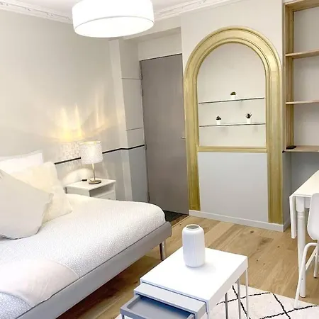 Elegant Studio 1 Min From Iconic Place Of Republic Appartamento