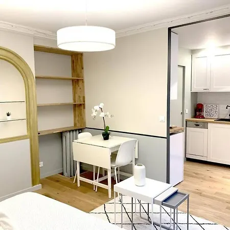 Elegant Studio 1 Min From Iconic Place Of Republic Appartamento