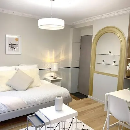 Elegant Studio 1 Min From Iconic Place Of Republic Appartamento *
